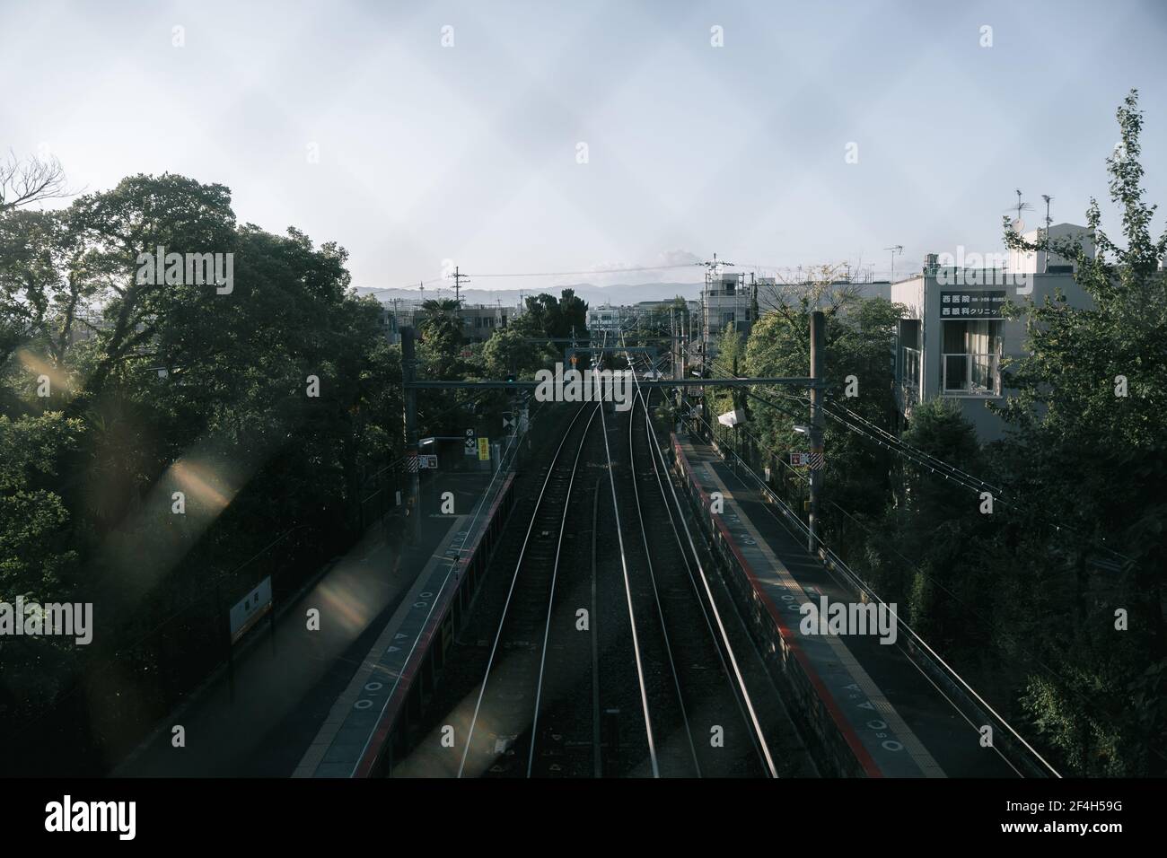 Gare et gare locales japonaises dans un style cinématographique vintage Banque D'Images