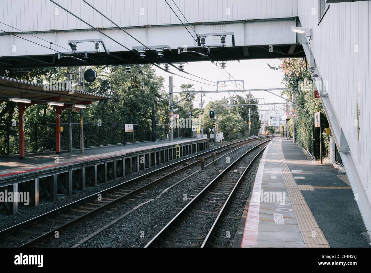 Gare et gare locales japonaises dans un style cinématographique vintage Banque D'Images