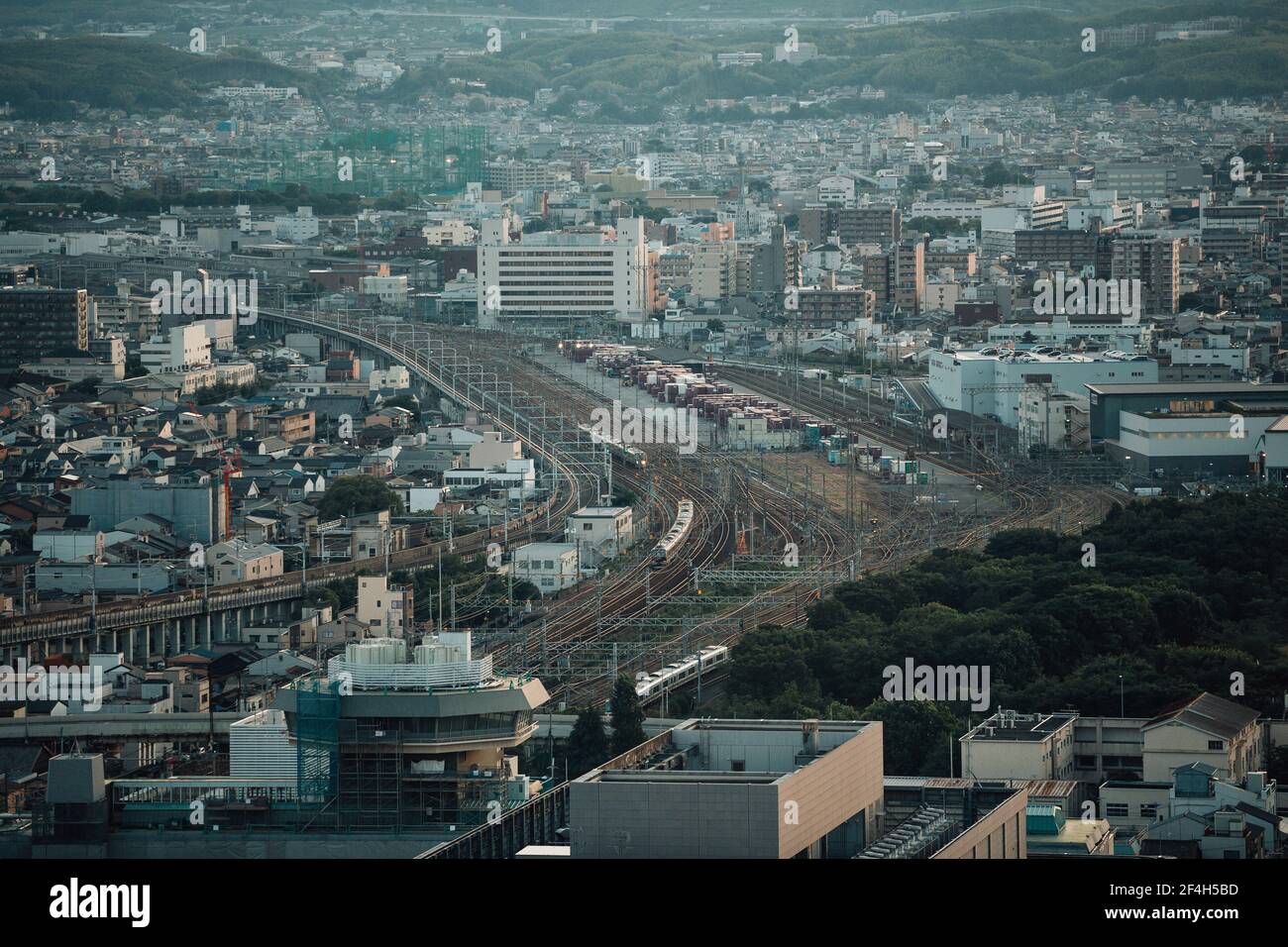 Gare et chemin de fer japonais sur le paysage urbain dans le film style vintage Banque D'Images