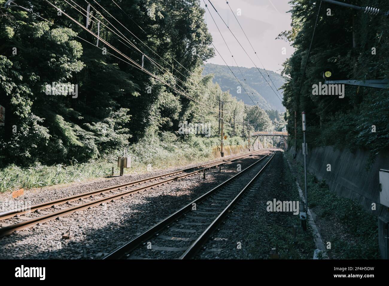 Gare et gare locales japonaises dans un style cinématographique vintage Banque D'Images