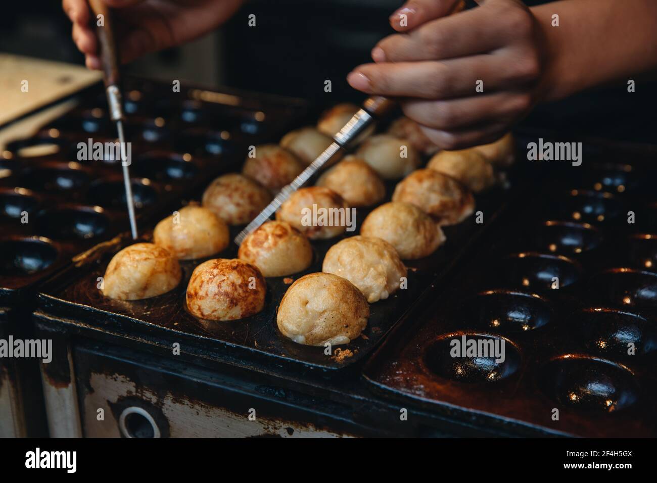 Femme fabrication à la main Takoyaki , cuisine de rue japonaise Banque D'Images