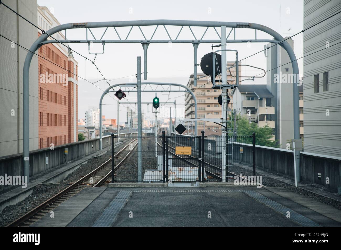 Gare et gare locales japonaises dans un style cinématographique vintage Banque D'Images