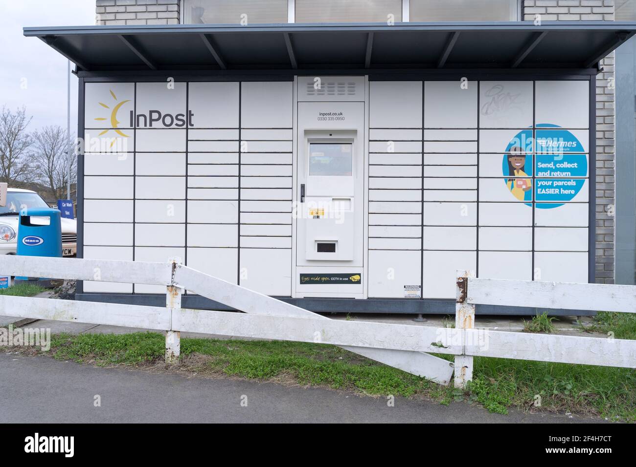 Point de collecte de colis InPost extérieur construit à l'extérieur magasin pratique Kent , Angleterre Banque D'Images