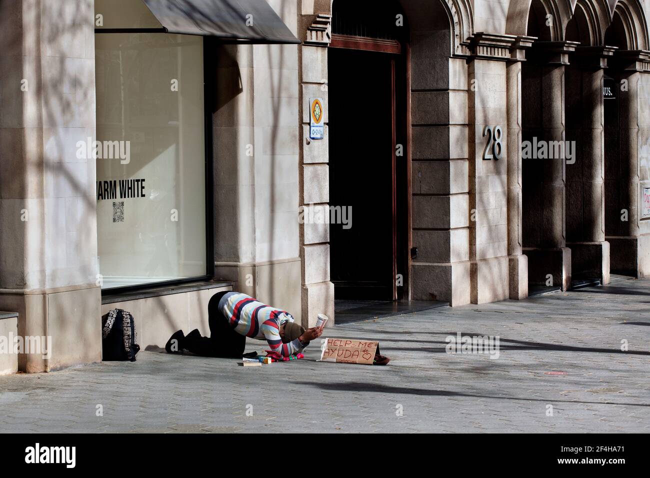 Mendiant à Passeo de Gracia, Barcelone, Espagne. Banque D'Images