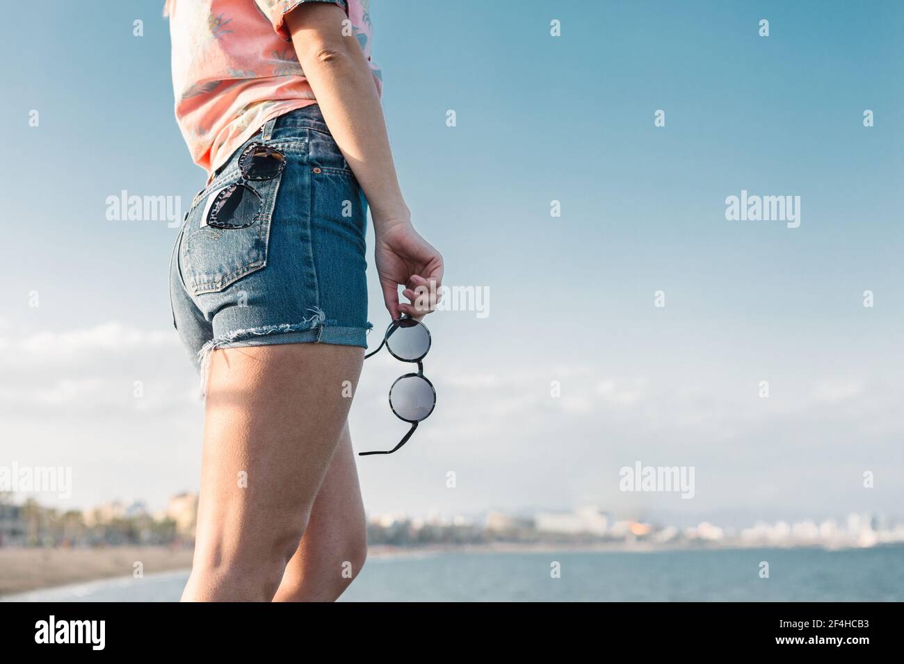 Teen Female Denim Shorts Banque d'image et photos - Alamy