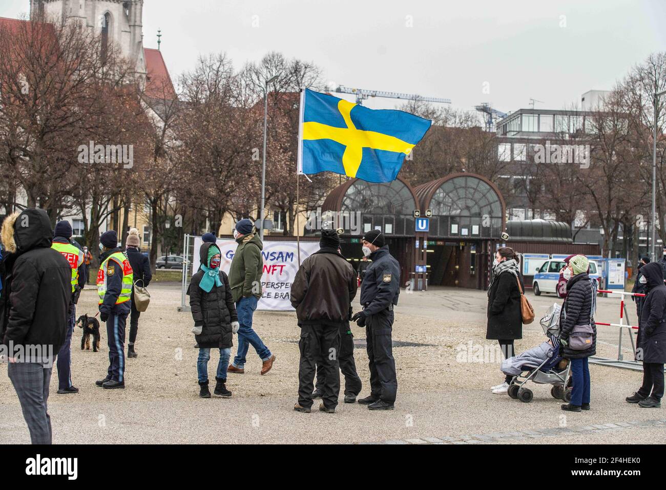 Munich, Bavière, Allemagne. 21 mars 2021. Un célèbre Corona Rebel et théoricien de la conspiration prend une position importante à la démo de Gemeinsame Zukunft avec un drapeau suédois. Le groupe Gemeinsame Zukunft dirigé par Susanna Grill of Cocoon Hotels a organisé une manifestation à la Theresienwiese de Munich demandant la fin de la politique de confinement de l'Allemagne et des mesures raisonnables anti-Corona. Malgré les demandes de 1,000 "personnes raisonnables" pour être là, le groupe en comptait moins de 100, dont beaucoup étaient connus des membres de Querdenken/Corona Rebel et des nouveaux-nés/NPD, des médias d'extrême droite/conspiration et des représentants d'Epoch Banque D'Images