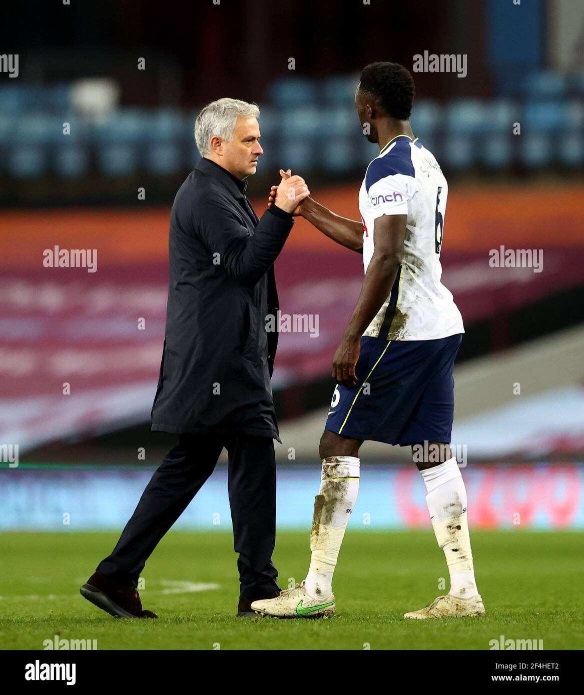 Le directeur de Tottenham Hotspur, José Mourinho (à gauche) félicite Davinson Sanchez (à droite) après le match de la Premier League à Villa Park, Birmingham. Date de la photo: Dimanche 21 mars 2021. Banque D'Images Le directeur de Tottenham Hotspur, José Mourinho (à gauche) félicite Davinson Sanchez (à droite) après le match de la Premier League à Villa Park, Birmingham. Date de la photo: Dimanche 21 mars 2021. Banque D'Images