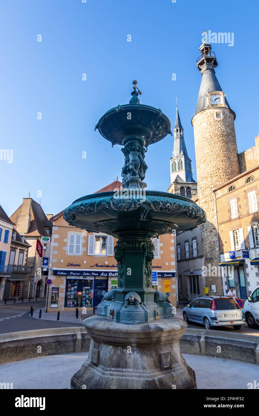 Saint-Pourcain-sur-Sioule, France - 22 août 2019 : Fontaine de la place de l'Hôtel de ville de Saint-Pourcain-sur-Sioule, dans le département d'Allier, France Banque D'Images