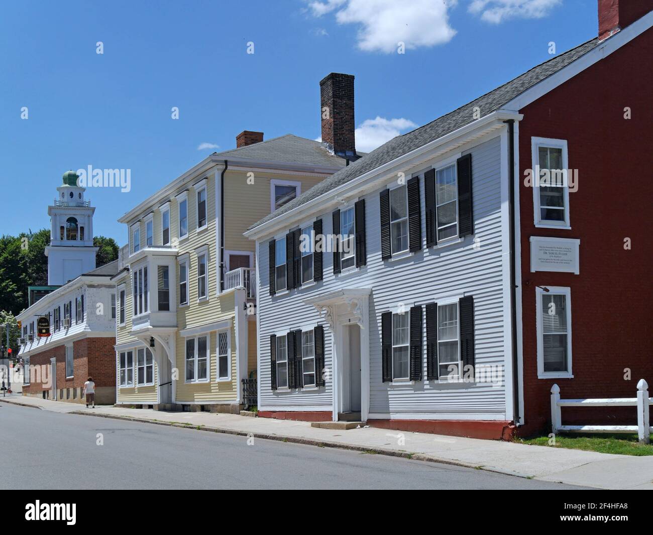 Rue des anciennes maisons coloniales à Plymouth, Massachusetts Banque D'Images