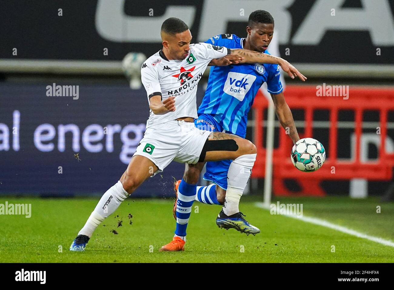 GAND, BELGIQUE - MARS 21: Victor Alexander Da Silva de cercle Brugge et Milad Mohammadi de KAA Gent pendant le match Jupiler Pro League entre KAA Gent et cercle Brugge à l'arène de Ghelamco le 21 mars 2021 à Gand, Belgique (photo de Jeroen Meuwsen/Orange Pictures) Banque D'Images