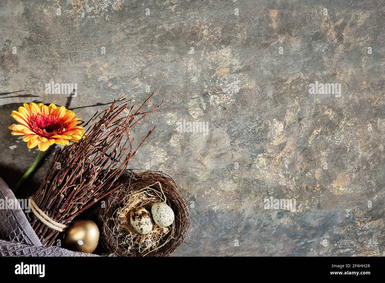 Décorations de Pâques avec espace de copie, place pour le texte. Fleur de gerbera rouge orangé, œufs de caille en nid, bouquet de brindilles, décoration naturelle faite maison. Saisonnier ar Banque D'Images