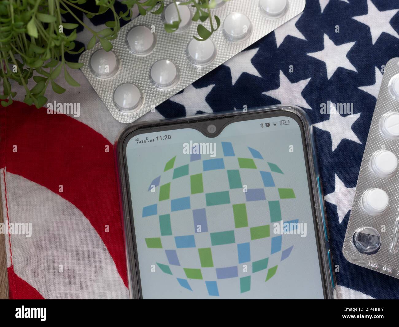 Sur cette photo, un logo Walgreens Boots Alliance apparaît sur le smartphone. Banque D'Images