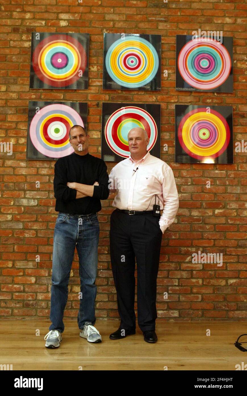 Eric Nicoli (EMI) et Steve Jobs (Apple) à un photocall après la conférence de presse dénonçant l'iTunes Store d'Apple comme le premier magasin de musique en ligne à vendre les nouveaux téléchargements d'EMI. pic David Sandison Banque D'Images