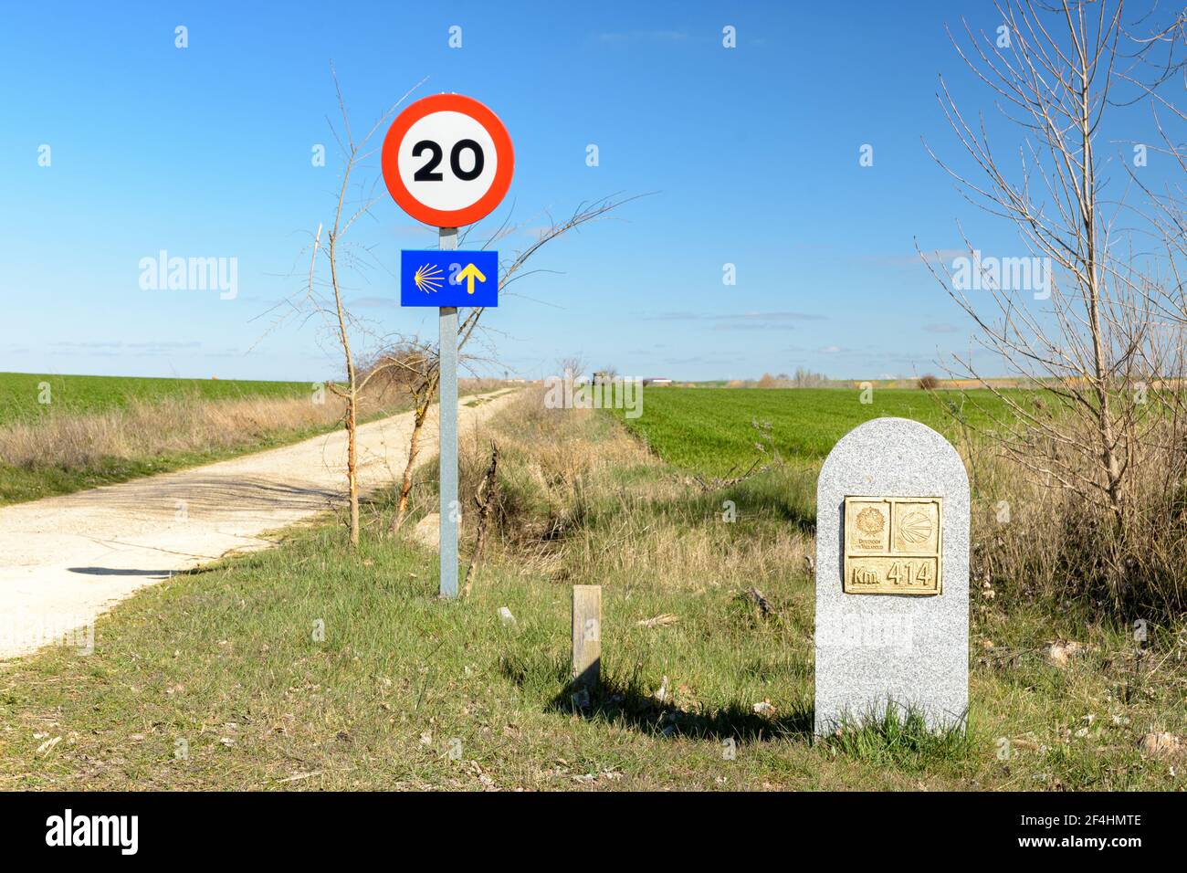Le signe de vitesse maximale sur une route de Saint James, province de Valladolid, Espagne Banque D'Images