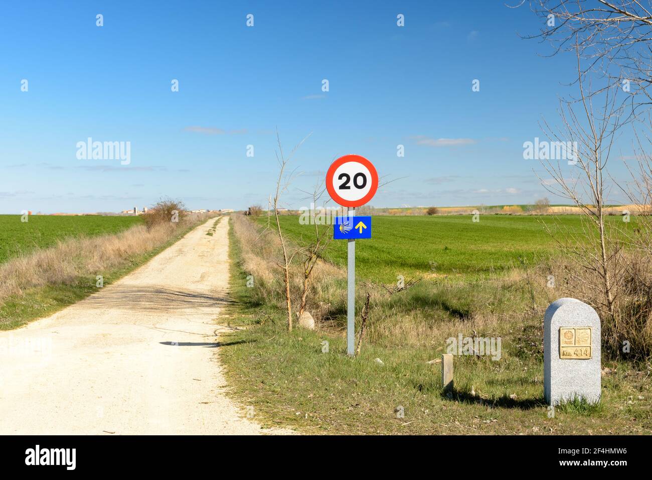 Le signe de vitesse maximale sur une route de Saint James, province de Valladolid, Espagne Banque D'Images