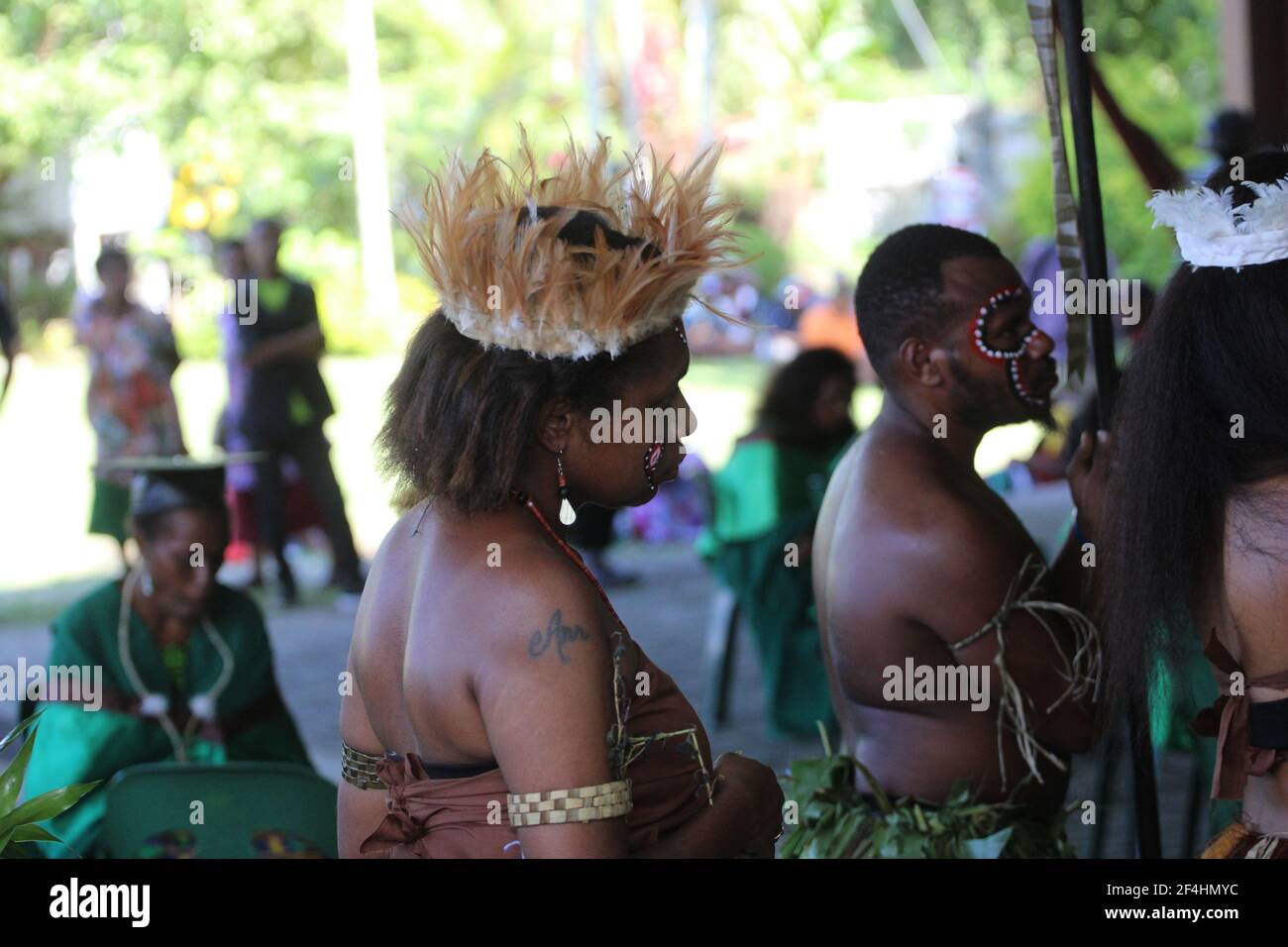 Milne Bay Dancers lors de la cérémonie de remise des diplômes 39 de l'Université Divine Word. Banque D'Images
