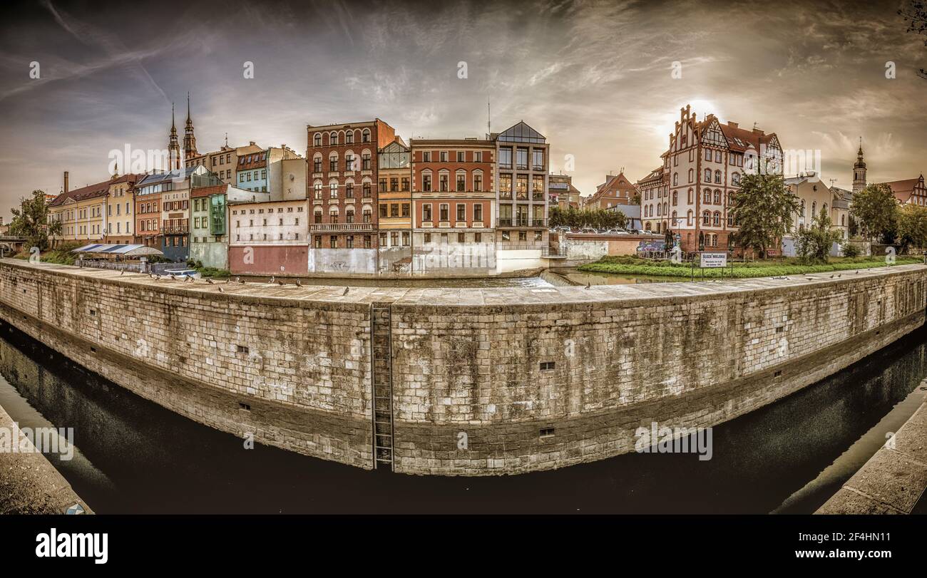 OPOLE, POLOGNE - 18 août 2020 : un magnifique panorama de maisons anciennes dans la vieille ville d'Opole Banque D'Images