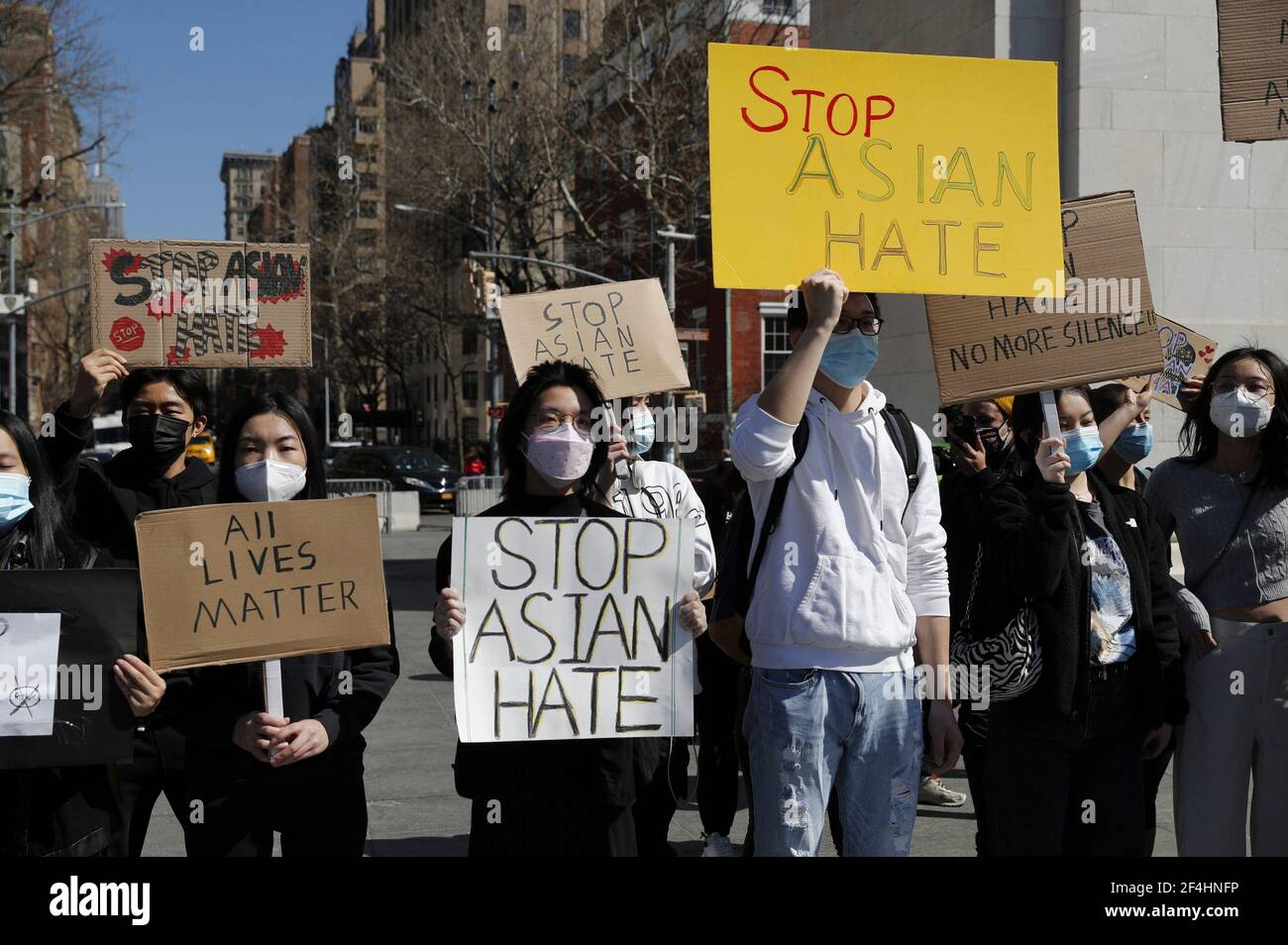 New York, États-Unis. 21 mars 2021. Des gens prennent part à une manifestation contre la haine asiatique à New York, aux États-Unis, le 21 mars 2021. Huit personnes, six Asiatiques et deux blancs, ont été tuées cette semaine dans des tirs dans la région d'Atlanta par un suspect. Les attaques ont eu lieu dans le contexte d'une recrudescence inquiétante de la violence contre la communauté américaine asiatique pendant la pandémie du coronavirus. Credit: Winston Zhou/Xinhua/Alay Live News Banque D'Images