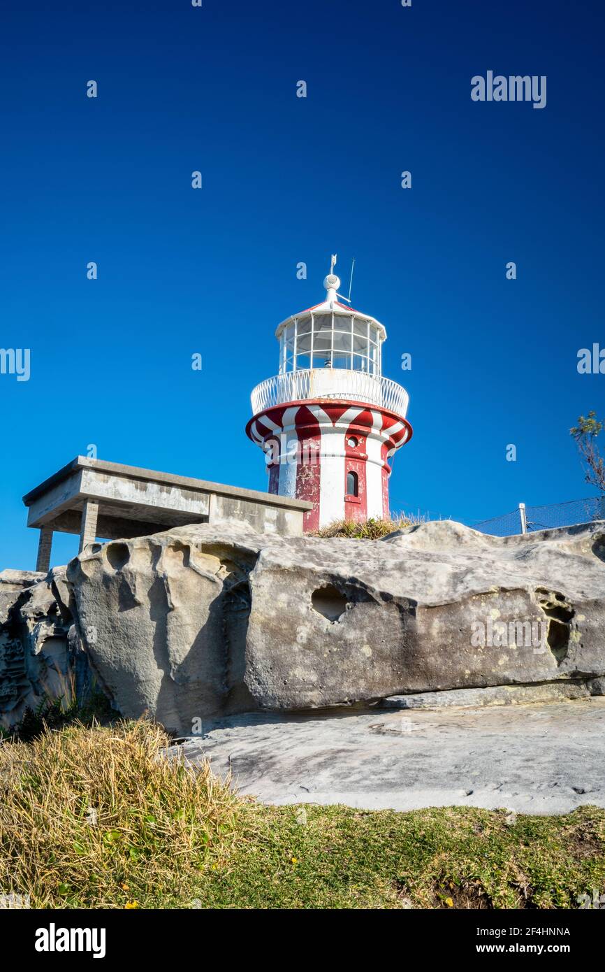 Honrby lumière rouge et blanche maison sur les rochers à Sydney, Australie Banque D'Images