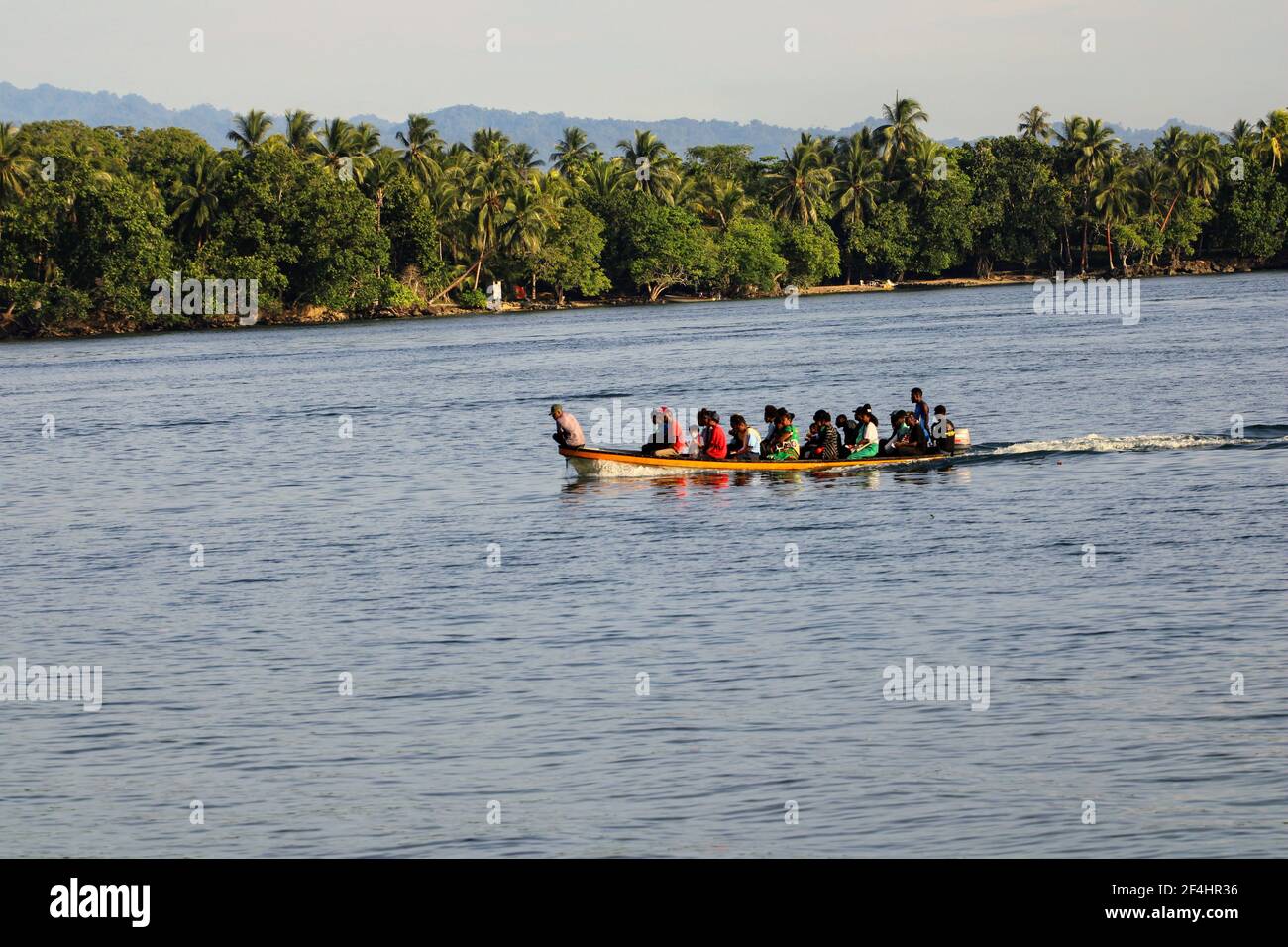 Un chargement de passagers faisant l'objet d'un transfert de l'île Kranket à la ville de Madang dans un canot en fibre de verre. Banque D'Images