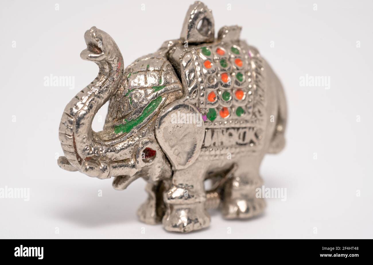 Porte-clés/pendentif éléphant en métal avec son tronc courbé pour dire namaste Banque D'Images