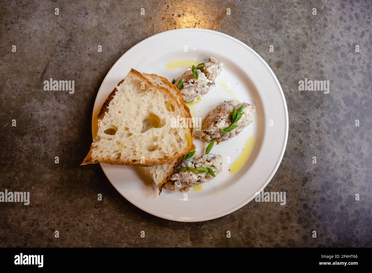 Forshmak de hareng avec pain de blé sur l'assiette Banque D'Images