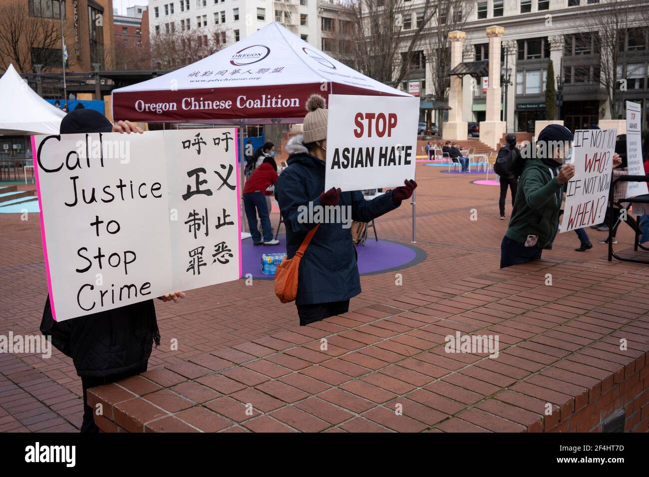 Des manifestants pacifiques sont vus sur Pioneer Courthouse Square, dans le centre-ville de Portland, dénonçant la violence contre les Américains asiatiques le dimanche 21 mars 2021. Banque D'Images