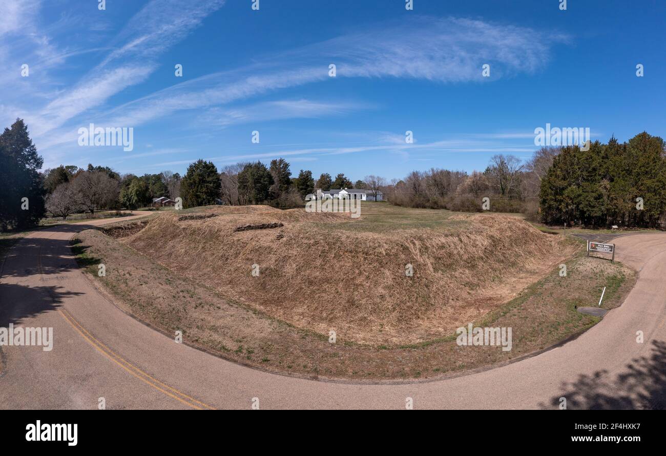 Vue rapprochée des terrassements de fort Hoke avec des trous de canons À Richmond, la ligne de défense de la Virginie a protégé la ville confédérée de la force du raccord Banque D'Images