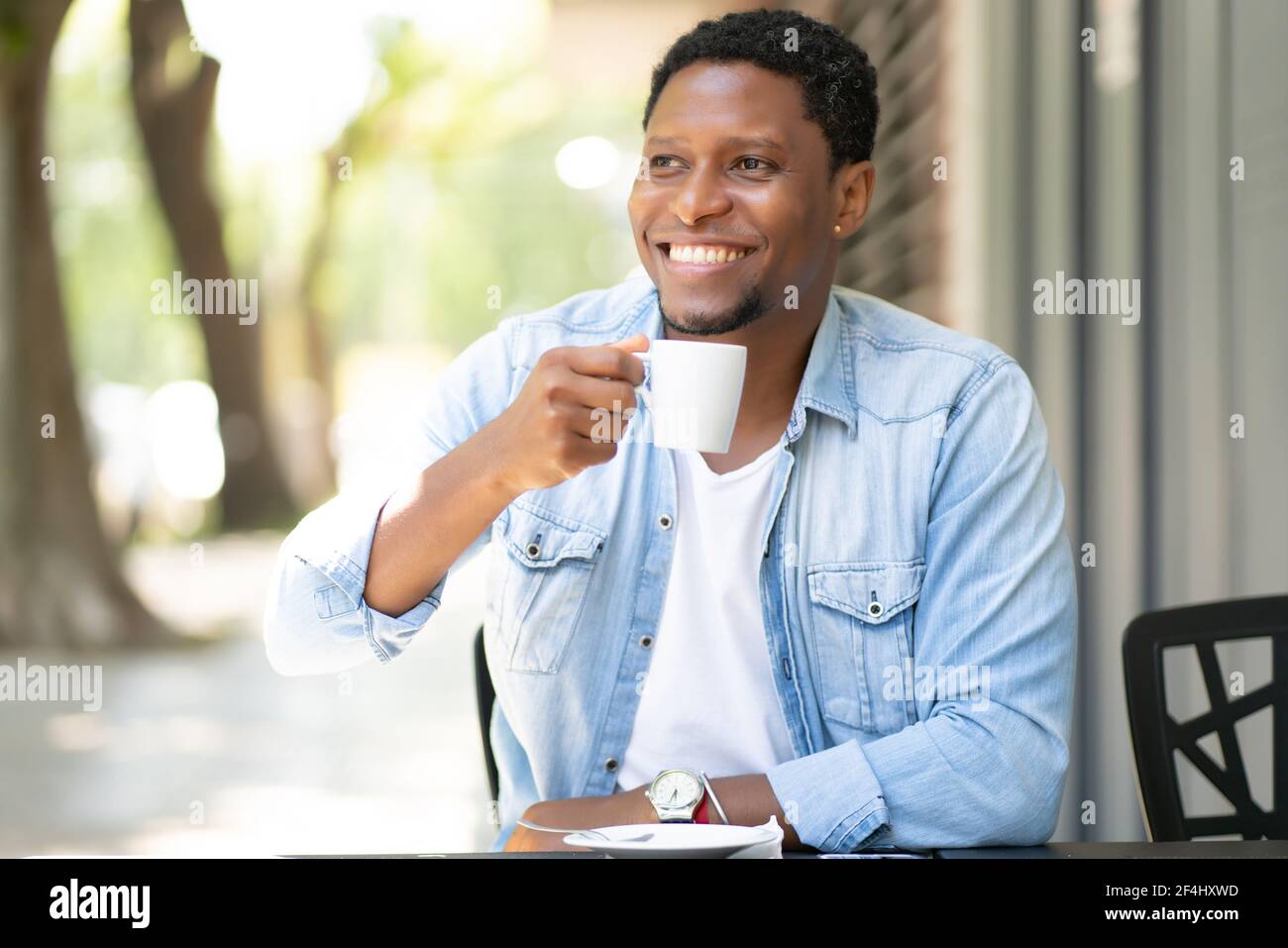 Homme qui boit du café au café-restaurant. Banque D'Images