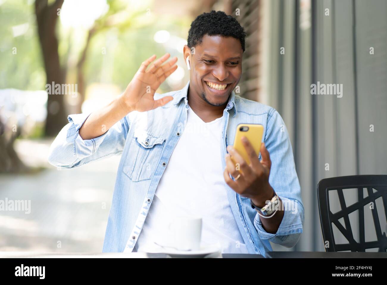Homme en conversation vidéo avec un téléphone portable. Banque D'Images