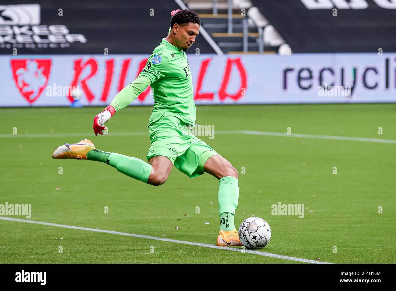 ALMELO, PAYS-BAS - MARS 21: Gardien de but Maduka Okoye de Sparta Rotterdam pendant le match hollandais entre Heracles Almelo et Sparta Rotte Banque D'Images