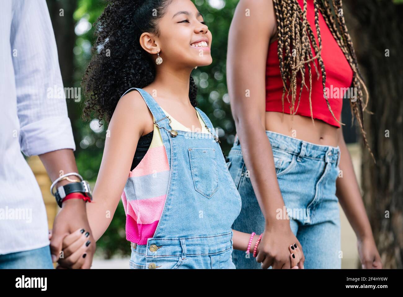 Petite fille appréciant une promenade à l'extérieur avec ses parents. Banque D'Images