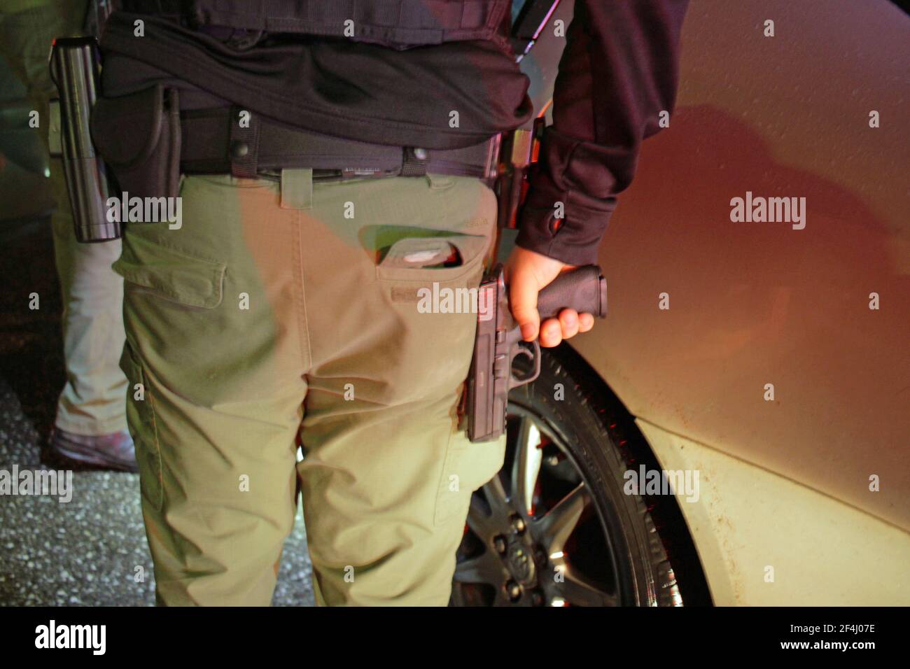 Un policier de Detroit a son fusil tiré pendant un arrêt de la circulation, Detroit, Michigan, États-Unis Banque D'Images