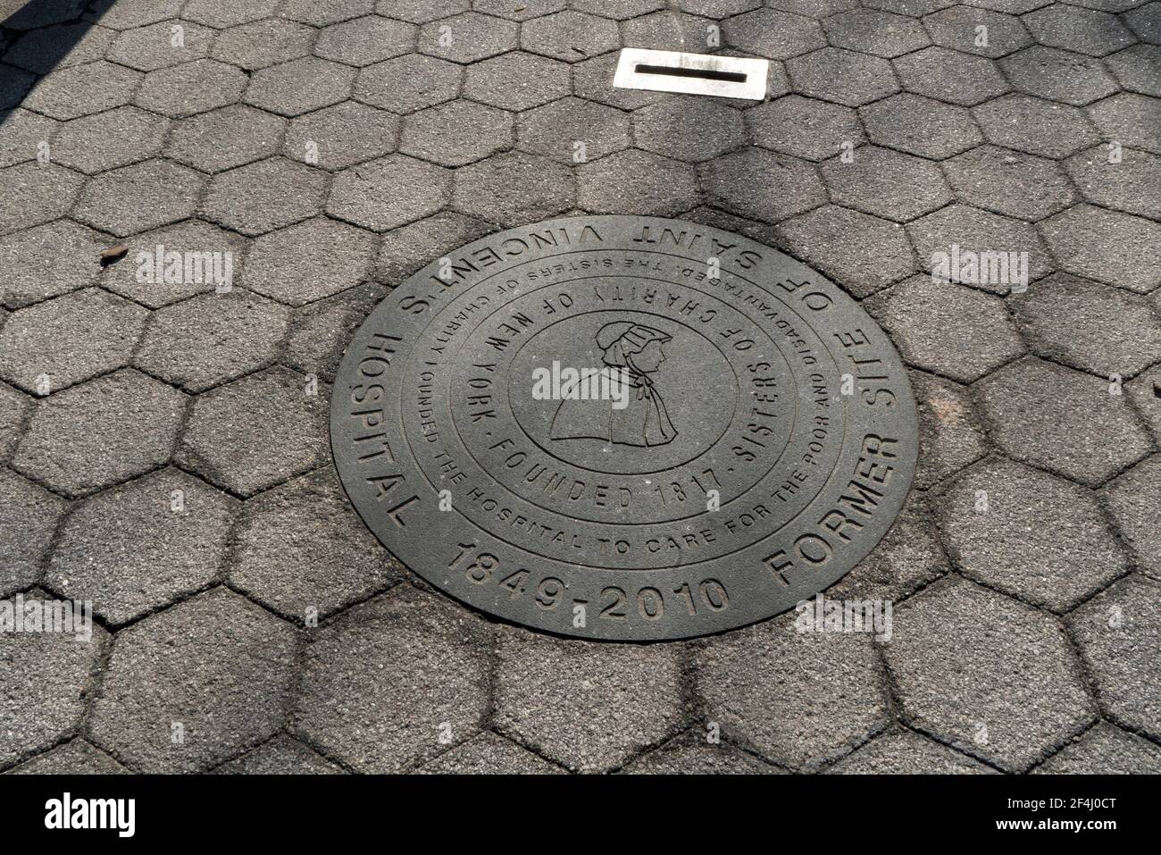 Une plaque dans un petit parc de Greenwich Village, Manhattan, New York, indique que le parc était autrefois le site de l'hôpital St. Vincent. Banque D'Images