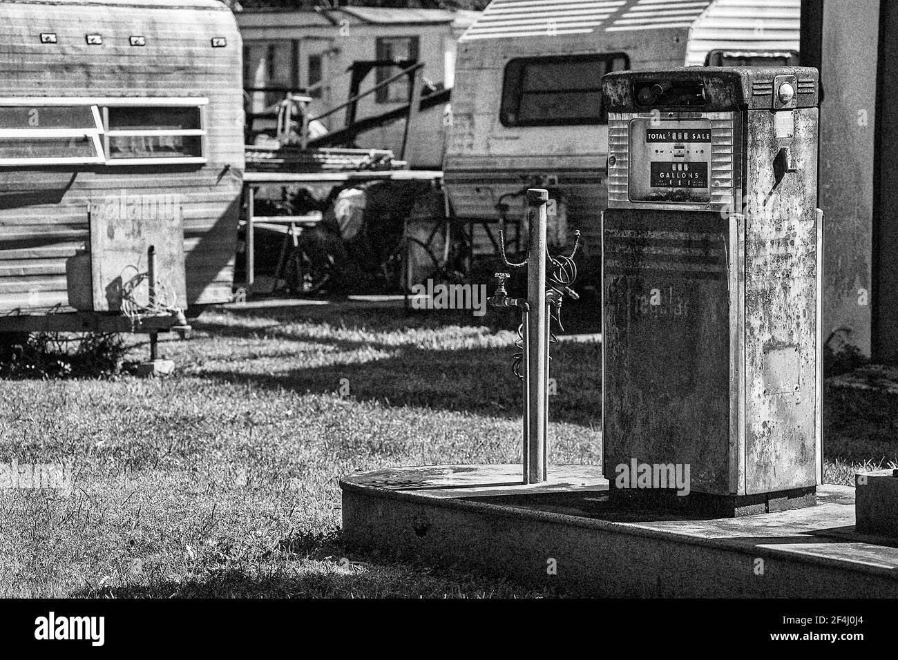 La station-service de Pinecrest abandonnée sur Loop Road, près de la réserve nationale de Big Cypress, dans les Everglades de Floride. Banque D'Images La station-service de Pinecrest abandonnée sur Loop Road, près de la réserve nationale de Big Cypress, dans les Everglades de Floride. Banque D'Images