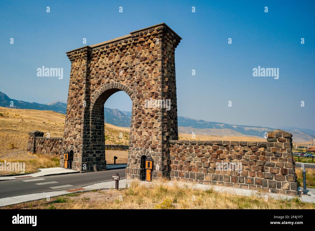 Le Roosevelt Arch est l'entrée nord du parc national de Yellowstone à Gardiner, Montana, États-Unis photo de haute qualité Banque D'Images