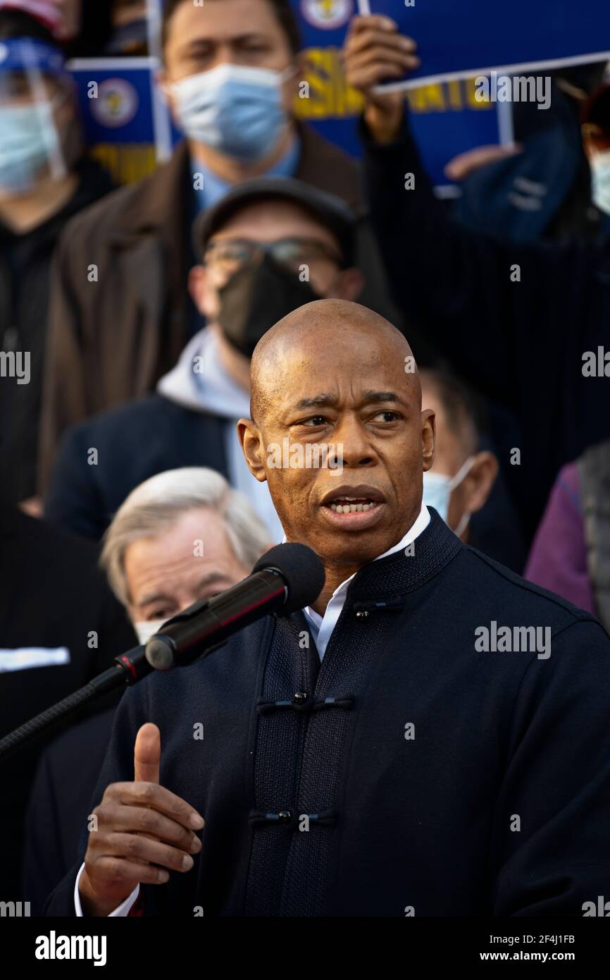 Brooklyn, New York, États-Unis. 21 mars 2021 Eric Adams, président du quartier de Brooklyn, prend la parole au cours d'un rassemblement contre la violence et la discrimination après des attaques récentes contre les Américains d'origine asiatique à New York et aux États-Unis pendant la pandémie COVID-19. Adams se présente cette année pour le maire de New York. Crédit : Joseph Reid/Alay Live News Banque D'Images