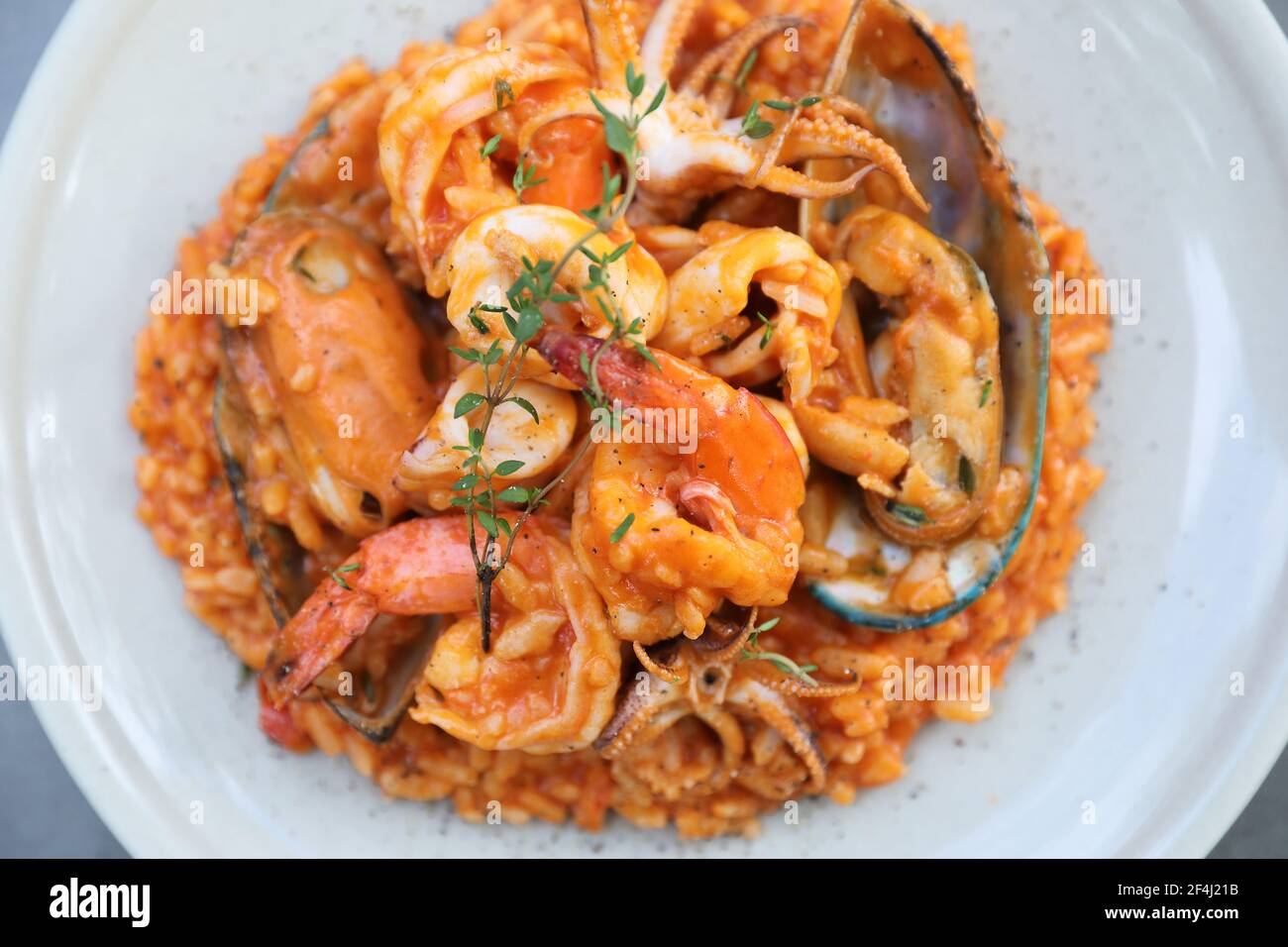 risotto aux fruits de mer avec crevettes et calmars de moules, cuisine italienne Banque D'Images