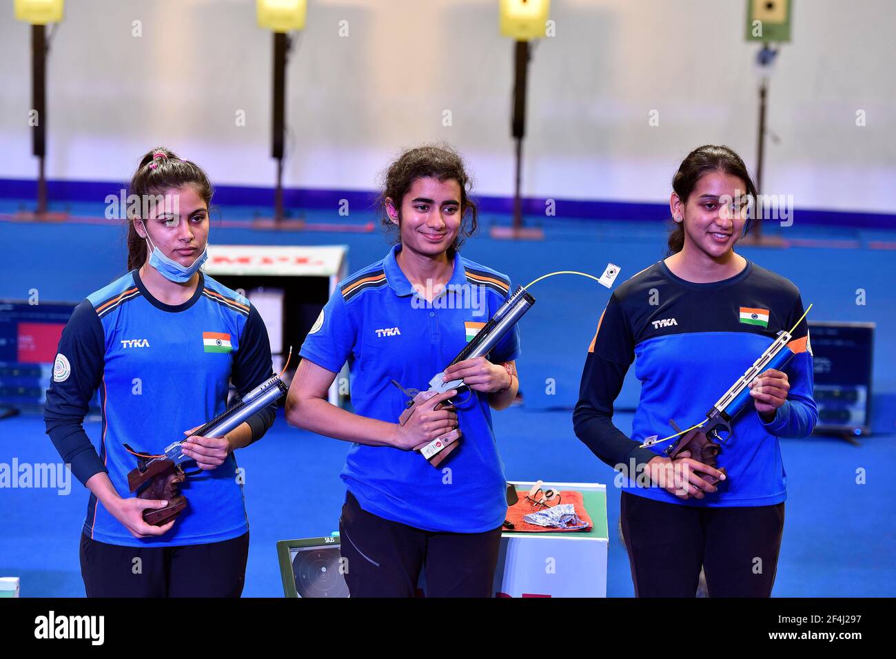 New Delhi, Inde. 21 mars 2021. NEW DELHI, INDE - MARS 21: Les tireurs indiens Manu Bhaker (L), Yashaswini Deswal (C) et Nivetha Paramanantham lors du match final de l'équipe féminine du 10m Air Pistol lors de la coupe du monde 2021 de l'ISSF au champ de tir Dr. Karni, le 21 mars 2021 à New Delhi, Inde. (Photo de Sanjeev Verma/Hindustan Times/Sipa USA) crédit: SIPA USA/Alay Live News Banque D'Images