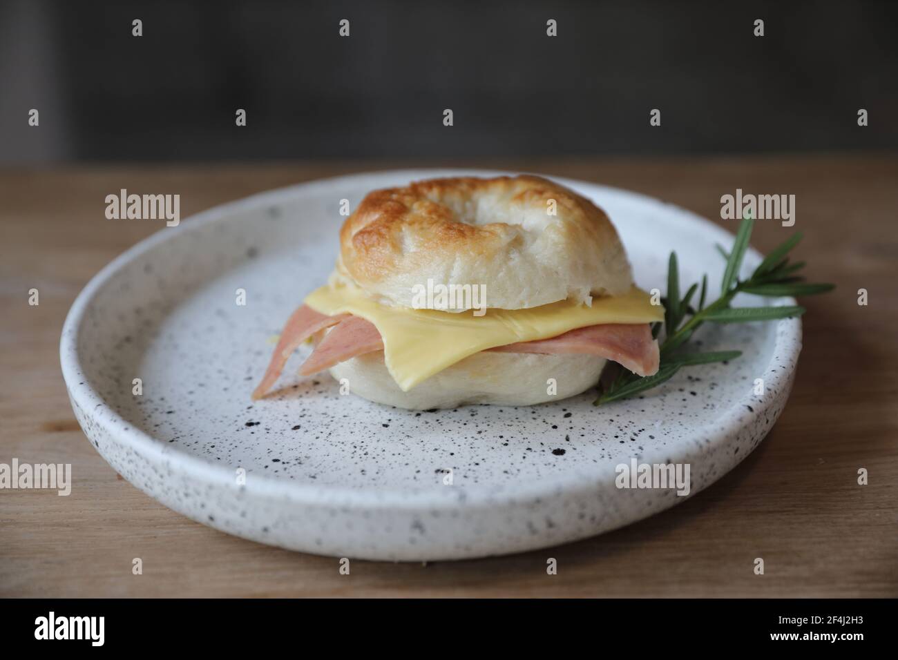 Bagel jambon fromage en gros plan sur fond de bois dans café-restaurant Banque D'Images