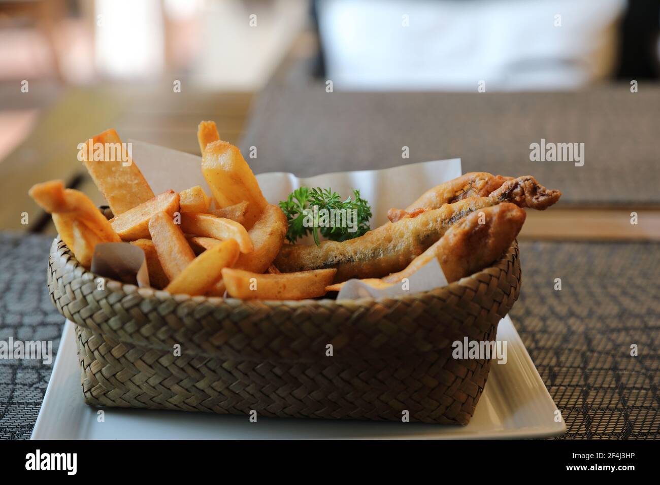Fish and chips en gros plan sur fond de table en bois Banque D'Images