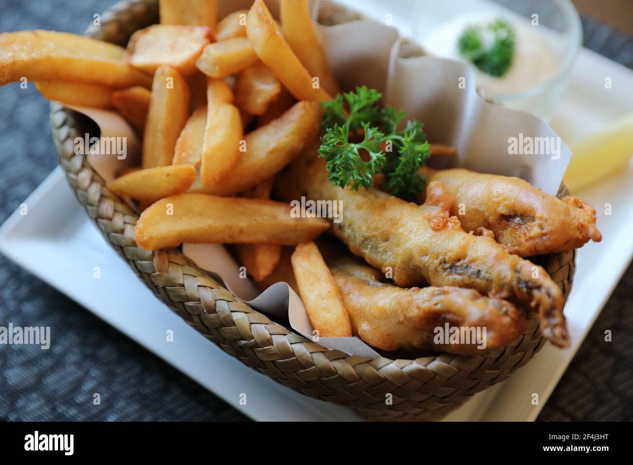 Fish and chips en gros plan sur fond de table en bois Banque D'Images