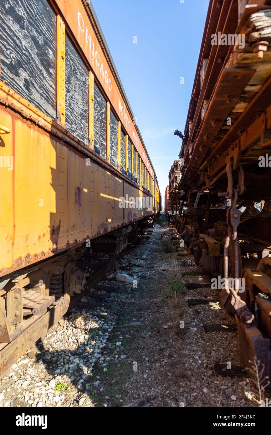 Regardez entre les wagons antiques exposés au musée du chemin de fer de Hoosier Valley à North Judson, Indiana, USA. Banque D'Images