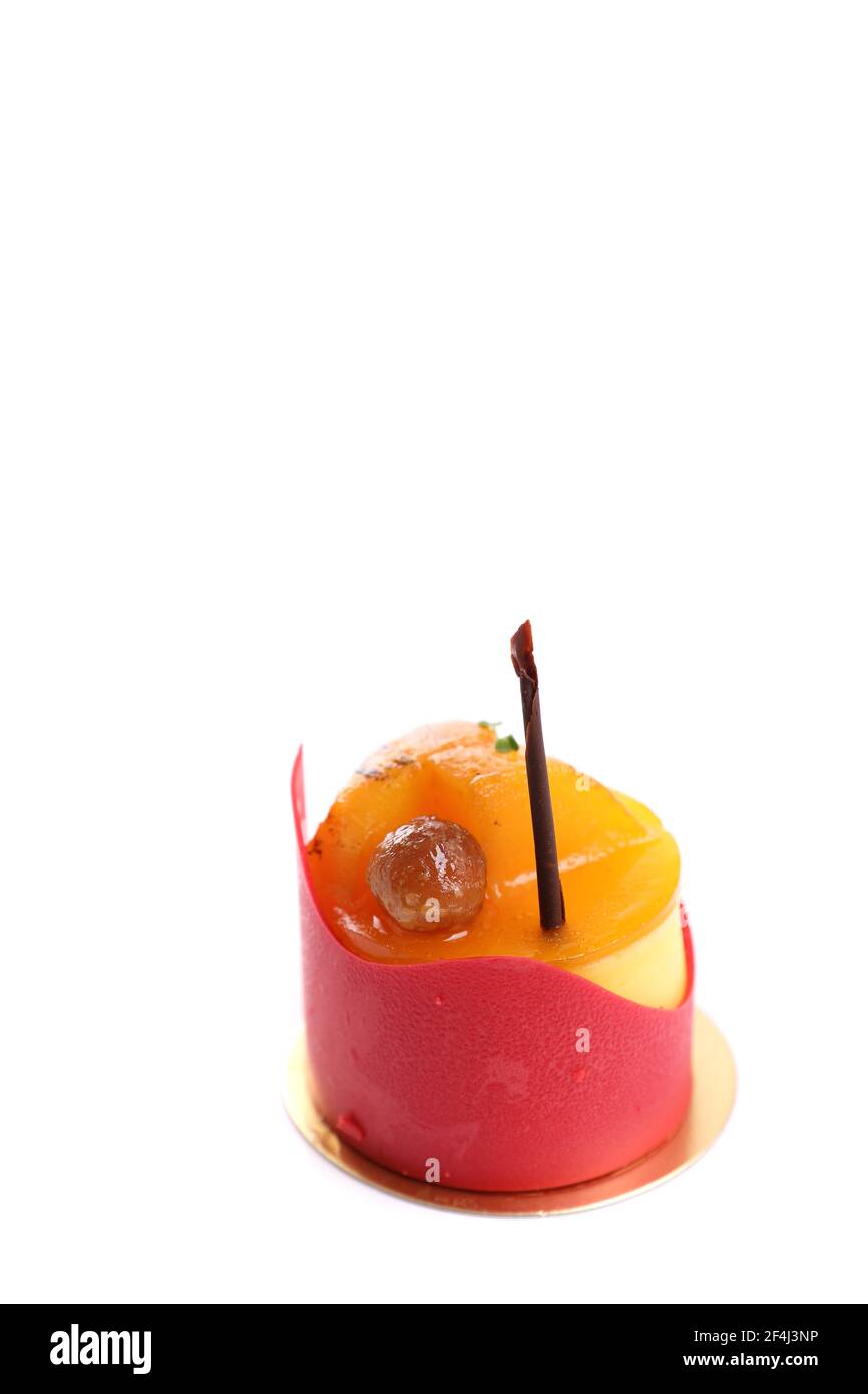 Gâteau de fantaisie à la mangue avec chocolat à la fraise isolé sur fond blanc Banque D'Images