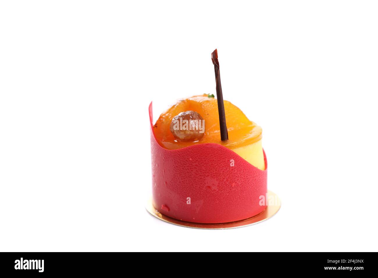 Gateau De Fantaisie A La Mangue Avec Chocolat A La Fraise Isole Sur Fond Blanc Photo Stock Alamy