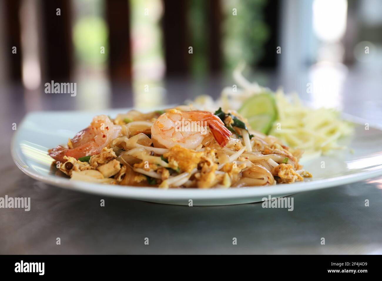 Crevettes de nouilles thaïlandaises avec crevettes sur le dessus, cuisine thaïlandaise Banque D'Images