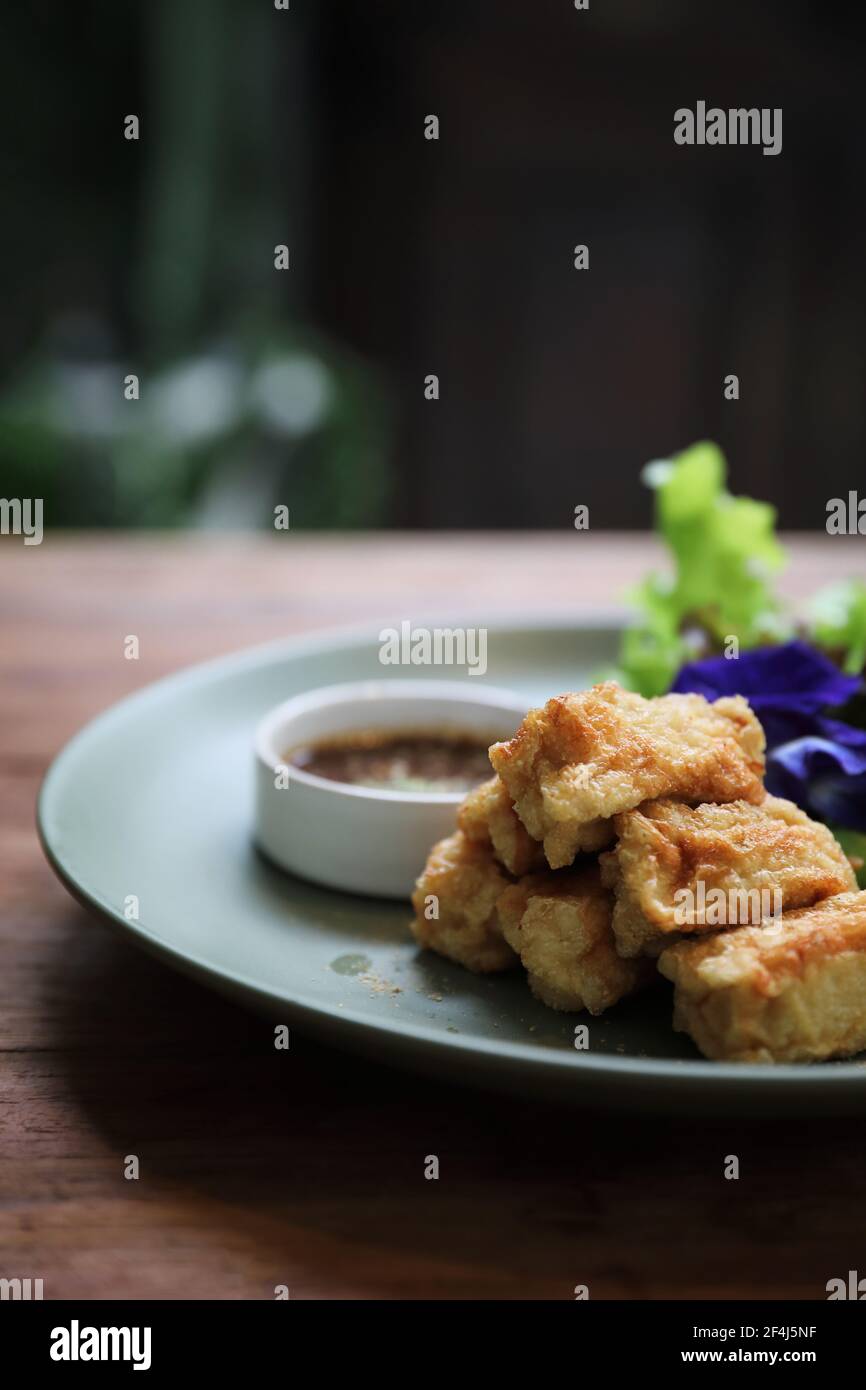 Repas végétalien tofu frit au japon sur fond de bois style vintage Banque D'Images