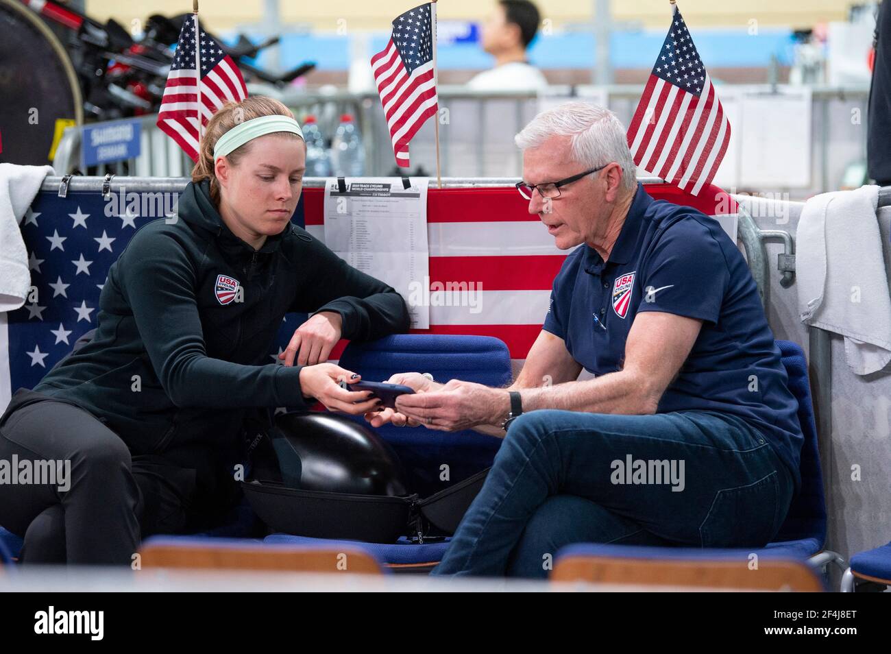 Jennifer Valente s'entretient avec l'entraîneur Gary Sutton de Team USA avant la finale de l'Omnium, UCI Track World Championships, Berlin, Allemagne (photo par Banque D'Images