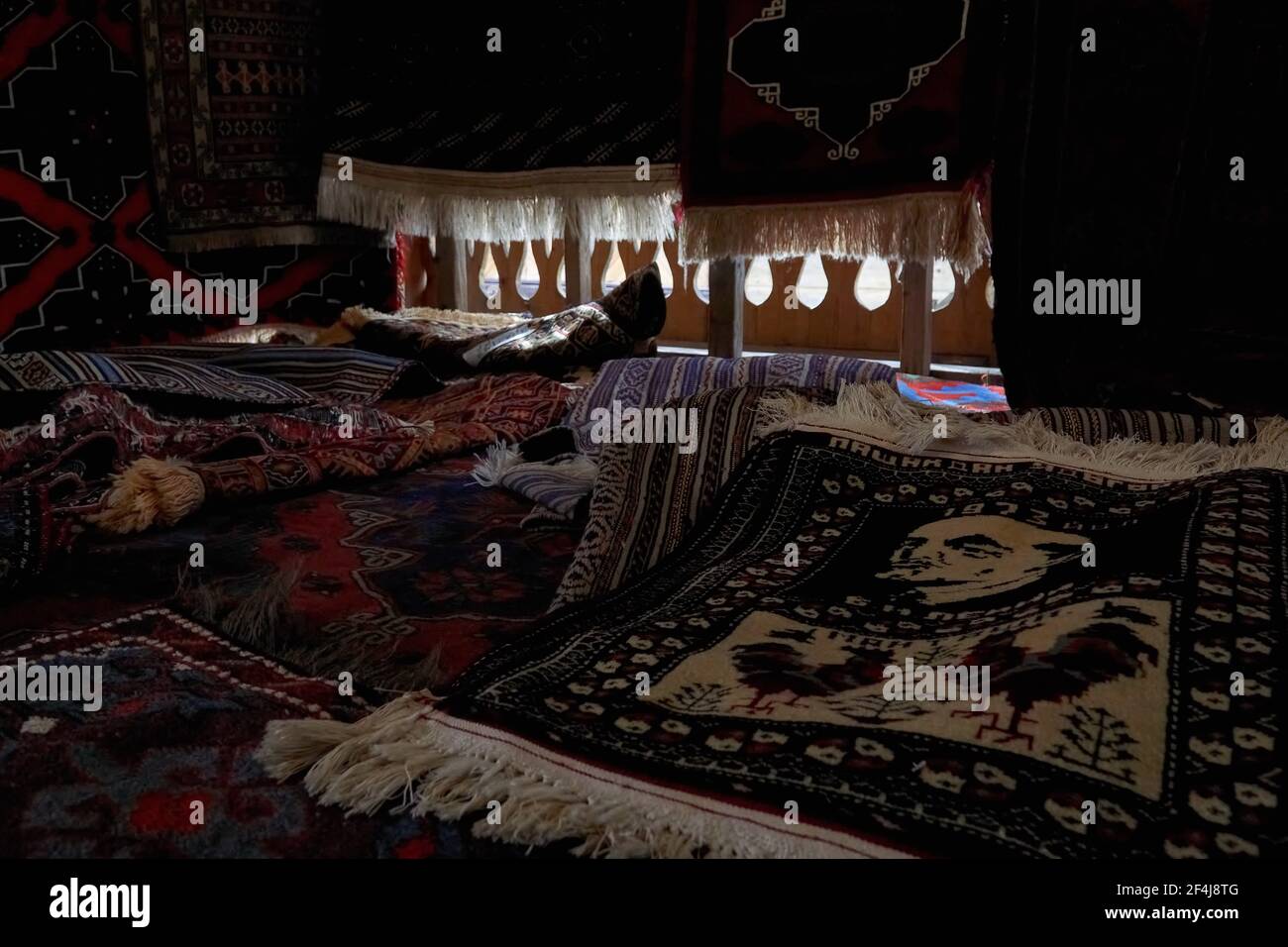 Moscou, Russie. 21 mars 2021. Un tapis avec un portrait de Vladimir Ilyich Lénine à un marché aux puces dans le Kremlin Izmailovo. Bijoux vintage, dentelle, livres, disques, céramique, Porcelaine, meubles rares - c'est juste une petite partie de ce que le célèbre marché aux puces de Vernissage à Izmailovo est riche. (Photo de Mihail Siergiejewicz/SOPA Images/Sipa USA) crédit: SIPA USA/Alay Live News Banque D'Images