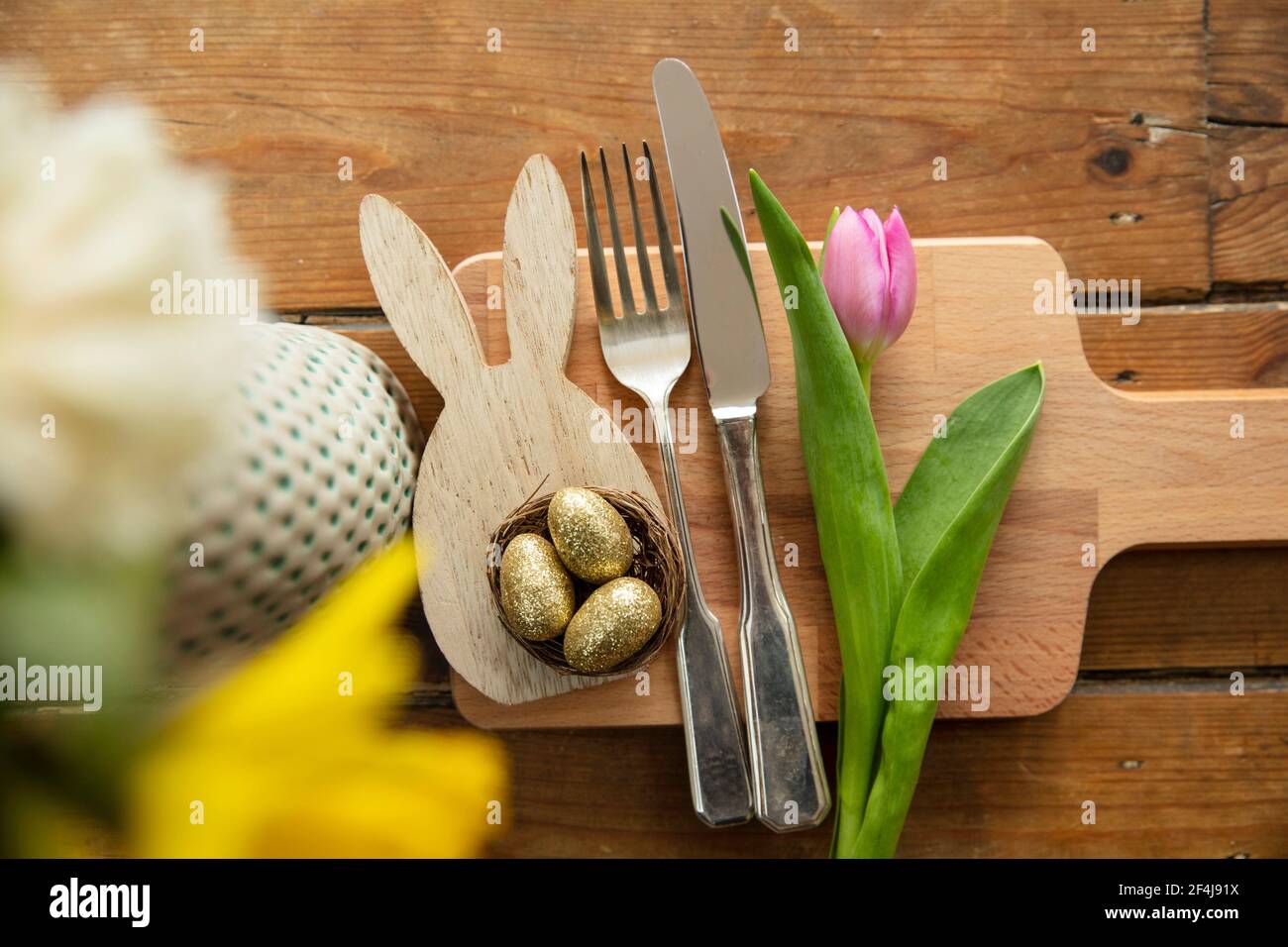 Arrière-plan du repas de Pâques, lapin de pâques avec œufs et fleurs printanières Banque D'Images